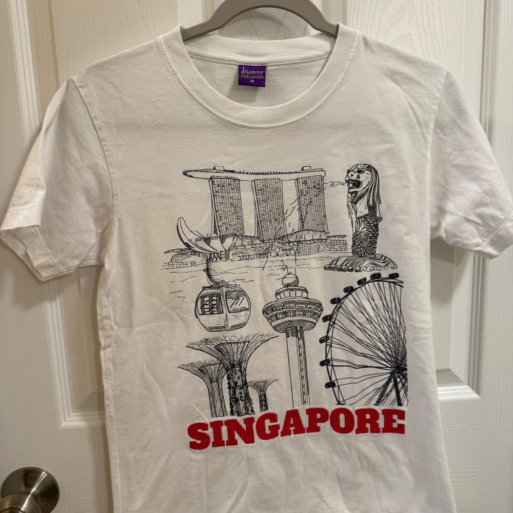 Discover Singapore Graphic Tee – Medium 🇸🇬